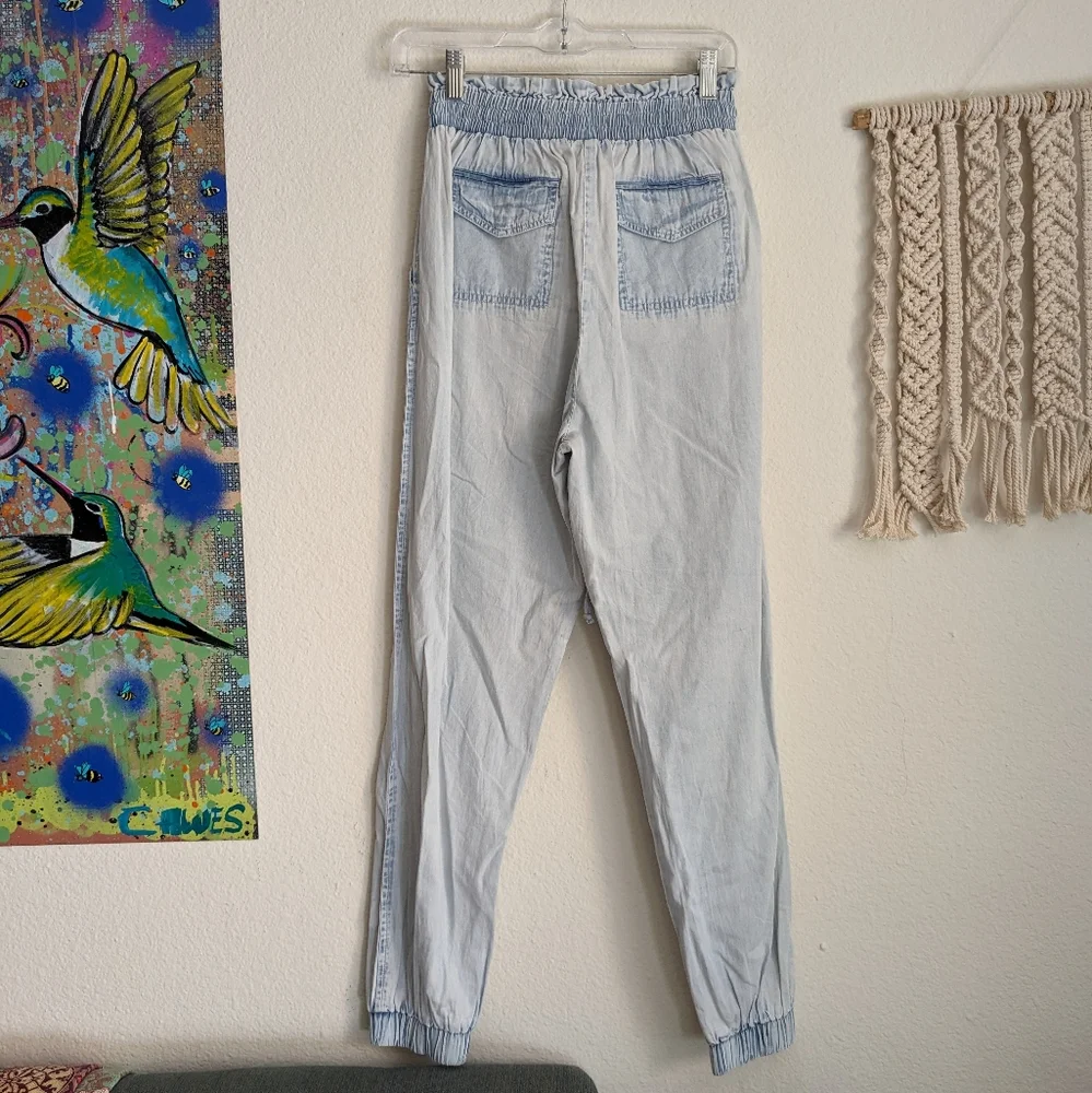 Elan NWT Cotton Chambray Light Blue Joggers Crop Pants Smock Waist Size Small - Picture 2 of 8